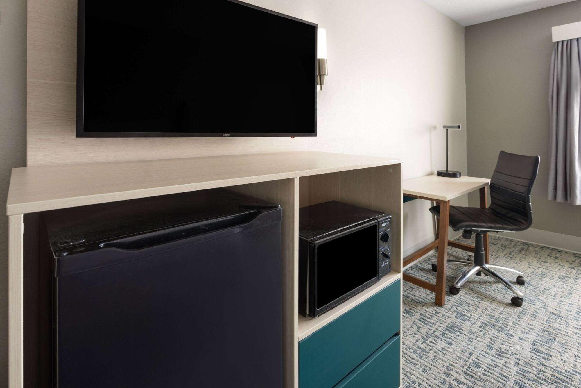Baymont By Wyndham Lagrange Hotel Ngoại thất bức ảnh