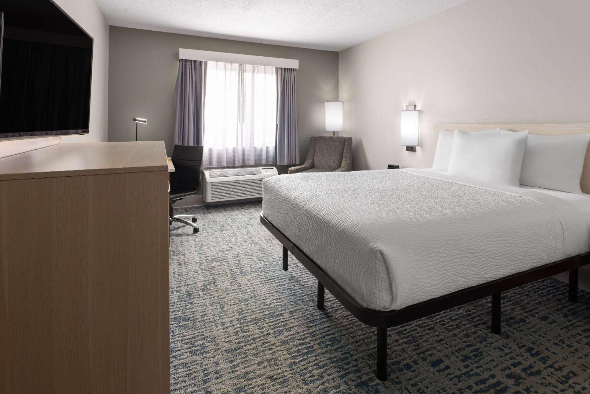Baymont By Wyndham Lagrange Hotel Ngoại thất bức ảnh